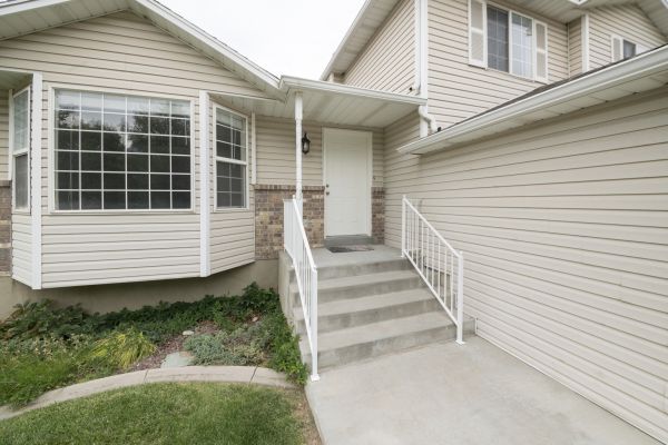 Cost of White Vinyl Siding Replacement in Burnsville